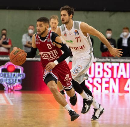 12.02.2022, xsltx, Basketball BBL Bundesliga, Giessen 46ers - Brose Bamberg emspor, v.l. Kendale Deshawn McCullum - Point Guard (Jobstairs Gießen 46ers), Tomas Kyzlink - SG (Brose Bamberg) (DFL DFB REGULATIONS PROHIBIT ANY USE OF PHOTOGRAPHS as IMAGE SEQUENCES and or QUASI-VIDEO) Giessen