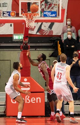 12.02.2022, xsltx, Basketball BBL Bundesliga, Giessen 46ers - Brose Bamberg emspor, Mitte: Jalon Demarco Miller - C PF (Jobstairs Gießen 46ers) punktet für die 46ers (DFL DFB REGULATIONS PROHIBIT ANY USE OF PHOTOGRAPHS as IMAGE SEQUENCES and or QUASI-VIDEO) Giessen