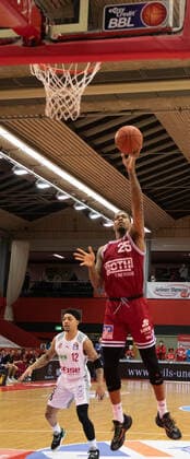 12.02.2022, xsltx, Basketball BBL Bundesliga, Giessen 46ers - Brose Bamberg emspor, v.l. Punktet für die 46ers Phillip Darnell Fayne II - Power Forward (Jobstairs Gießen 46ers) (DFL DFB REGULATIONS PROHIBIT ANY USE OF PHOTOGRAPHS as IMAGE SEQUENCES and or QUASI-VIDEO) Giessen