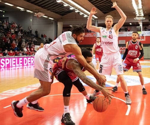 12.02.2022, xsltx, Basketball BBL Bundesliga, Giessen 46ers - Brose Bamberg emspor, v.l. Marvin Omuvwie - PF (Brose Bamberg), Phillip Darnell Fayne II - Power Forward (Jobstairs Gießen 46ers), Christian Sengfelder - PF (Brose Bamberg) (DFL DFB REGULATIONS PROHIBIT ANY USE OF PHOTOGRAPHS as IMAGE SEQUENCES and or QUASI-VIDEO) Giessen