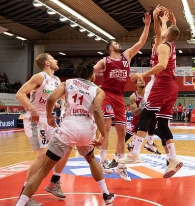 12.02.2022, xsltx, Basketball BBL Bundesliga, Giessen 46ers - Brose Bamberg emspor, v.l. Rebound unter dem Bamberger Korb (DFL DFB REGULATIONS PROHIBIT ANY USE OF PHOTOGRAPHS as IMAGE SEQUENCES and or QUASI-VIDEO) Giessen
