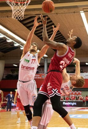 12.02.2022, xsltx, Basketball BBL Bundesliga, Giessen 46ers - Brose Bamberg emspor, v.l. Tomas Kyzlink - SG (Brose Bamberg), Phillip Darnell Fayne II - Power Forward (Jobstairs Gießen 46ers) (DFL DFB REGULATIONS PROHIBIT ANY USE OF PHOTOGRAPHS as IMAGE SEQUENCES and or QUASI-VIDEO) Giessen