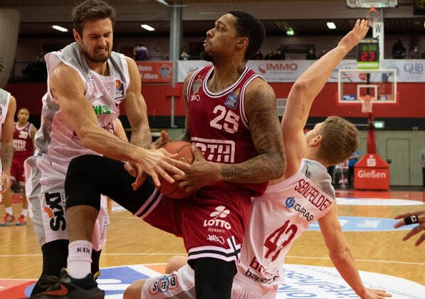 12.02.2022, xsltx, Basketball BBL Bundesliga, Giessen 46ers - Brose Bamberg emspor, v.l. Tomas Kyzlink - SG (Brose Bamberg), Phillip Darnell Fayne II - Power Forward (Jobstairs Gießen 46ers), Christian Sengfelder - PF (Brose Bamberg) (DFL DFB REGULATIONS PROHIBIT ANY USE OF PHOTOGRAPHS as IMAGE SEQUENCES and or QUASI-VIDEO) Giessen