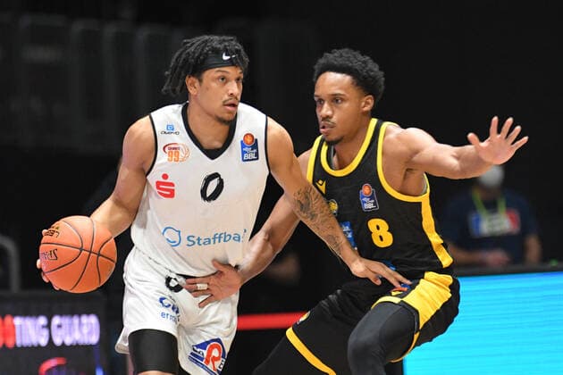 Nelson Weidemann (Niners Chemnitz) li. und James Woodard (MHP RIESEN Ludwigsburg) re., Niners Chemnitz vs. MHP RIESEN Ludwigsburg, easycredit Basketball Bundesliga, 12.02.2022 Niners Chemnitz vs. MHP RIESEN Ludwigsburg, easycredit Basketball Bundesliga, 12.02.2022 Chemnitz Copyright: xBertxHarzer xEibner-xPressefotox