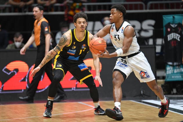 Eric Washington (Niners Chemnitz) re. und Jonah Radebaugh (MHP RIESEN Ludwigsburg) li., Niners Chemnitz vs. MHP RIESEN Ludwigsburg, easycredit Basketball Bundesliga, 12.02.2022 Niners Chemnitz vs. MHP RIESEN Ludwigsburg, easycredit Basketball Bundesliga, 12.02.2022 Chemnitz Copyright: xBertxHarzer xEibner-xPressefotox