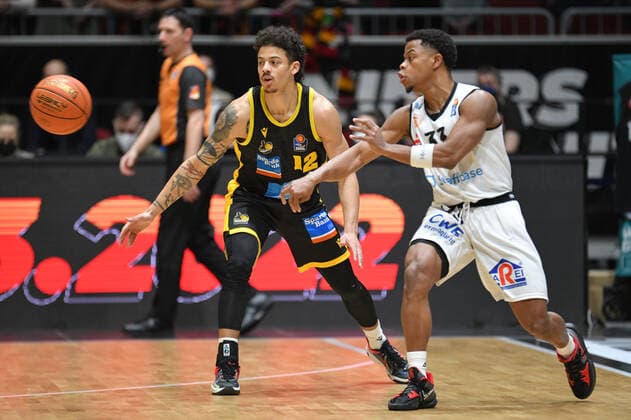 Eric Washington (Niners Chemnitz) re. und Jonah Radebaugh (MHP RIESEN Ludwigsburg) li., Niners Chemnitz vs. MHP RIESEN Ludwigsburg, easycredit Basketball Bundesliga, 12.02.2022 Niners Chemnitz vs. MHP RIESEN Ludwigsburg, easycredit Basketball Bundesliga, 12.02.2022 Chemnitz Copyright: xBertxHarzer xEibner-xPressefotox