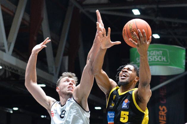 Justin Simon (MHP RIESEN Ludwigsburg) re. und Jan Niklas Wimberg (Niners Chemnitz) li., Niners Chemnitz vs. MHP RIESEN Ludwigsburg, easycredit Basketball Bundesliga, 12.02.2022 Niners Chemnitz vs. MHP RIESEN Ludwigsburg, easycredit Basketball Bundesliga, 12.02.2022 Chemnitz Copyright: xBertxHarzer xEibner-xPressefotox