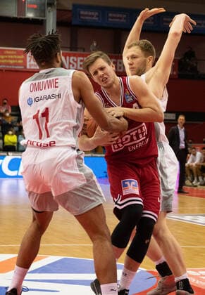 12.02.2022, xsltx, Basketball BBL Bundesliga, Giessen 46ers - Brose Bamberg emspor, v.l. Marvin Omuvwie - PF (Brose Bamberg), Bjarne Kraushaar - Point Guard (Jobstairs Gießen 46ers), Christian Sengfelder - PF (Brose Bamberg) (DFL DFB REGULATIONS PROHIBIT ANY USE OF PHOTOGRAPHS as IMAGE SEQUENCES and or QUASI-VIDEO) Giessen