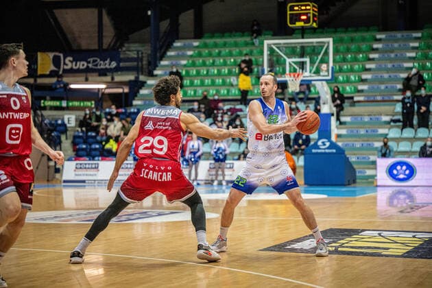 Mons Muhamed Pasalic and Antwerp s Jean-Marc Mwema fight for the ball during a basketball match between Mons-Hainaut and Antwerp Giants, Saturday 12 February 2022 in Mons, on day 16 of the National Round Belgium in the BNXT League Belgian first division basket championships. FILIPxLANSZWEERT  x9301437x