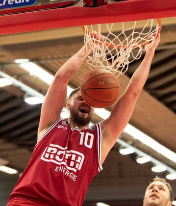 12.02.2022, xsltx, Basketball BBL Bundesliga, Giessen 46ers - Brose Bamberg emspor, v.l. Befreiender Jubel bei Tim Uhlemann - Power Forward (Jobstairs Gießen 46ers) nach seinem Dunking (DFL DFB REGULATIONS PROHIBIT ANY USE OF PHOTOGRAPHS as IMAGE SEQUENCES and or QUASI-VIDEO) Giessen