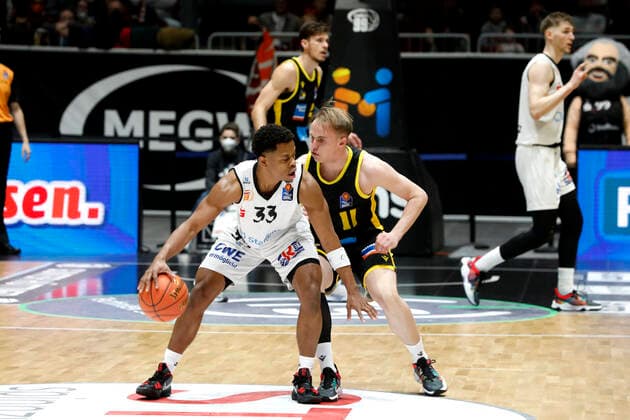 12.02.2022, easyCredit Basketball Bundesliga, BBL, Saison 2021 2022, Herren, Chemnitz Niners - MHP Riesen Ludwigsburg Eric Washington, Niners Chemnitz, Lukas Herzog, MHP Riesen Ludwigsburg Chemnitz Messe Chemnitz Sachsen Germany