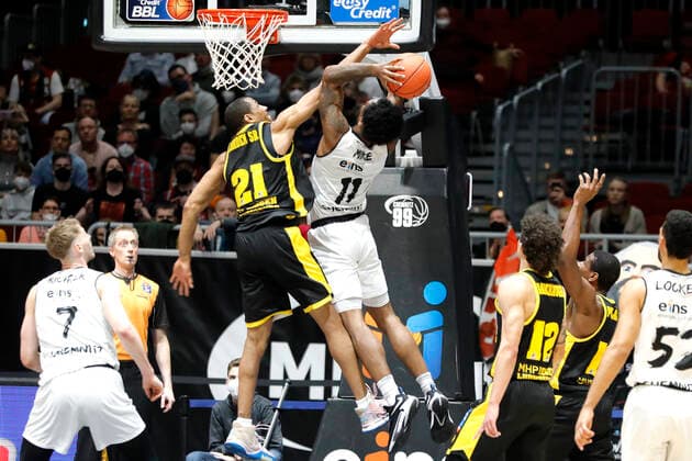 12.02.2022, easyCredit Basketball Bundesliga, BBL, Saison 2021 2022, Herren, Chemnitz Niners - MHP Riesen Ludwigsburg Isiaha Mike, Niners Chemnitz, Tremmell Darden, MHP Riesen Ludwigsburg Chemnitz Messe Chemnitz Sachsen Germany