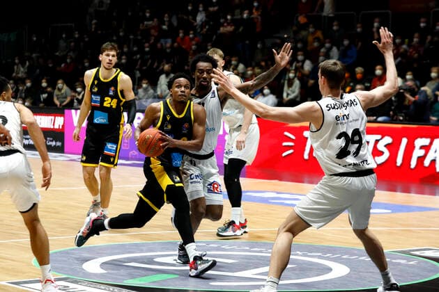 12.02.2022, easyCredit Basketball Bundesliga, BBL, Saison 2021 2022, Herren, Chemnitz Niners - MHP Riesen Ludwigsburg James Woodard, MHP Riesen Ludwigsburg, Mindaugas Susinskas, Niners Chemnitz Chemnitz Messe Chemnitz Sachsen Germany