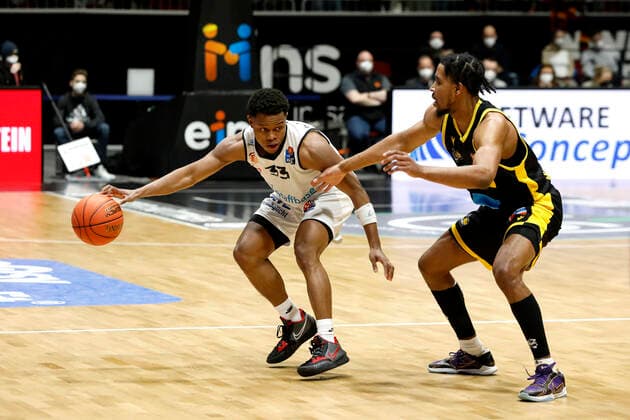 12.02.2022, easyCredit Basketball Bundesliga, BBL, Saison 2021 2022, Herren, Chemnitz Niners - MHP Riesen Ludwigsburg Eric Washington, Niners Chemnitz, Justin Simon, MHP Riesen Ludwigsburg Chemnitz Messe Chemnitz Sachsen Germany