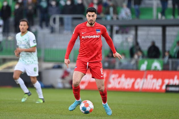 Suat SERDAR (Hertha BSC), Aktion,Einzelaktion,Einzelbild, Freisteller,Ganzkoerperaufnahme,ganze Figur Fussball 1. Bundesliga Saison 2021 2022, 22.Spieltag, Spieltag22, SpVgg Greuther Fuerth - Hertha BSC 2-1, am 12.02.2022,Sportpark Ronhof Thomas Sommer in Fuerth.