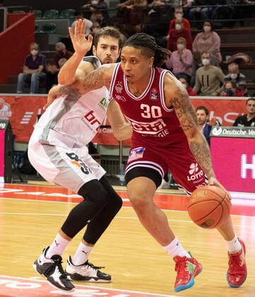 12.02.2022, xsltx, Basketball BBL Bundesliga, Giessen 46ers - Brose Bamberg emspor, v.l. Tomas Kyzlink - SG (Brose Bamberg), T. J. Williams - PG SG (Jobstairs Gießen 46ers) (DFL DFB REGULATIONS PROHIBIT ANY USE OF PHOTOGRAPHS as IMAGE SEQUENCES and or QUASI-VIDEO) Giessen