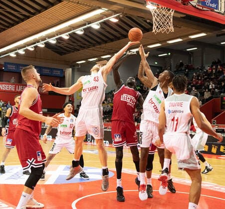 12.02.2022, xsltx, Basketball BBL Bundesliga, Giessen 46ers - Brose Bamberg emspor, v.l. Rebound unter dem Bamberger Korb (DFL DFB REGULATIONS PROHIBIT ANY USE OF PHOTOGRAPHS as IMAGE SEQUENCES and or QUASI-VIDEO) Giessen
