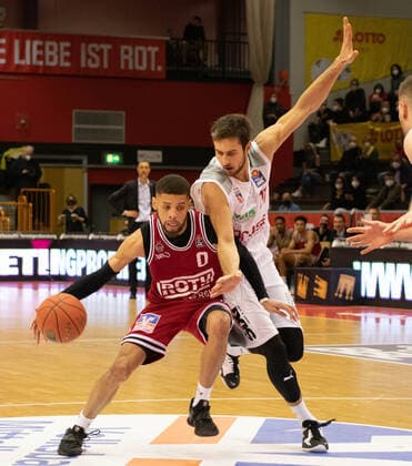 12.02.2022, xsltx, Basketball BBL Bundesliga, Giessen 46ers - Brose Bamberg emspor, v.l. Kendale Deshawn McCullum - Point Guard (Jobstairs Gießen 46ers), Tomas Kyzlink - SG (Brose Bamberg) (DFL DFB REGULATIONS PROHIBIT ANY USE OF PHOTOGRAPHS as IMAGE SEQUENCES and or QUASI-VIDEO) Giessen