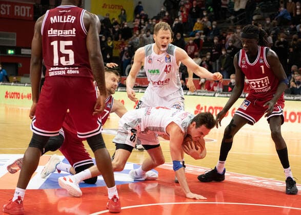 12.02.2022, xsltx, Basketball BBL Bundesliga, Giessen 46ers - Brose Bamberg emspor, v2. v. r. Omar Prewitt - SF (Brose Bamberg) hält den Sieg für die Bamberger fest (DFL DFB REGULATIONS PROHIBIT ANY USE OF PHOTOGRAPHS as IMAGE SEQUENCES and or QUASI-VIDEO) Giessen