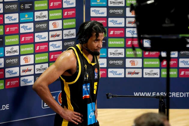 12.02.2022, easyCredit Basketball Bundesliga, BBL, Saison 2021 2022, Herren, Chemnitz Niners - MHP Riesen Ludwigsburg Justin Simon, MHP Riesen Ludwigsburg beim Interview Chemnitz Messe Chemnitz Sachsen Germany