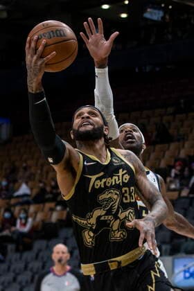 February 12, 2022, Toronto, ON, CANADA: Toronto Raptors Gary Trent Jr. (33) scores on Denver Nuggets Will Barton during first half NBA, Basketball Herren, USA basketball action in Toronto on Saturday, February 12, 2022. Gary Trent Jr.; Will Barton  - ZUMAc35_ 20220212_zaf_c35_268 Copyright: xChrisxYoungx