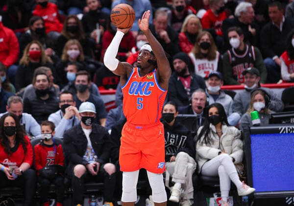 CHICAGO, IL - FEBRUARY 12: Oklahoma City Thunder forward Luguentz Dort (5) shoots a three point basket during a NBA, Basketball Herren, USA game between the Oklahoma City Thunder and the Chicago Bulls on February 12, 2022 at the United Center in Chicago, IL. (Photo by Melissa Tamez Icon Sportswire) NBA: FEB 12 Thunder at Bulls Icon22021211