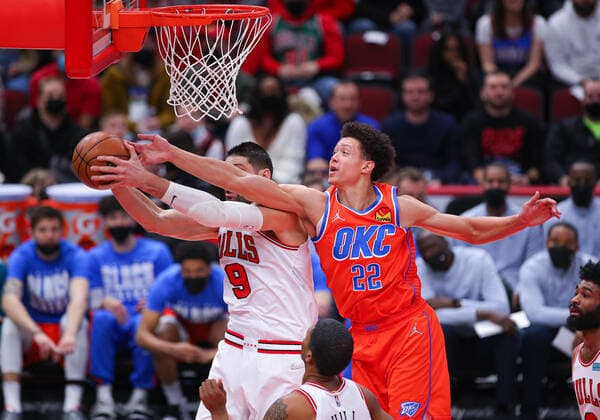 CHICAGO, IL - FEBRUARY 12: Oklahoma City Thunder forward Isaiah Roby (22) and Chicago Bulls center Nikola Vucevic (9) both go for the rebound during a NBA, Basketball Herren, USA game between the Oklahoma City Thunder and the Chicago Bulls on February 12, 2022 at the United Center in Chicago, IL. (Photo by Melissa Tamez Icon Sportswire) NBA: FEB 12 Thunder at Bulls Icon22021212
