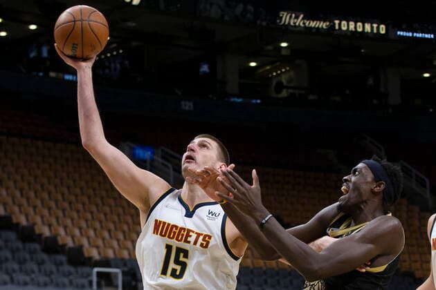 Sport Bilder des Tages February 12, 2022, Toronto, ON, CANADA: Denver Nuggets Nikola Jokic (left) scores on Toronto Raptors Pascal Siakam during second half NBA, Basketball Herren, USA basketball action in Toronto on Saturday, February 12, 2022. Nikola Jokic; Pascal Siakam  - ZUMAc35_ 20220212_zaf_c35_295 Copyright: xChrisxYoungx