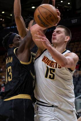 February 12, 2022, Toronto, ON, CANADA: Denver Nuggets Nikola Jokic (right) makes a play around Toronto Raptors Pascal Siakam during second half NBA, Basketball Herren, USA basketball action in Toronto on Saturday, February 12, 2022. Nikola Jokic; Pascal Siakam  - ZUMAc35_ 20220212_zaf_c35_296 Copyright: xChrisxYoungx