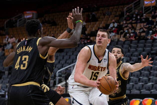 February 12, 2022, Toronto, ON, CANADA: Denver Nuggets Nikola Jokic (15) looks to make a play around the Toronto Raptors defence during second half NBA, Basketball Herren, USA basketball action in Toronto on Saturday, February 12, 2022. Canada News - February 12, 2022  - ZUMAc35_ 20220212_zaf_c35_297 Copyright: xChrisxYoungx