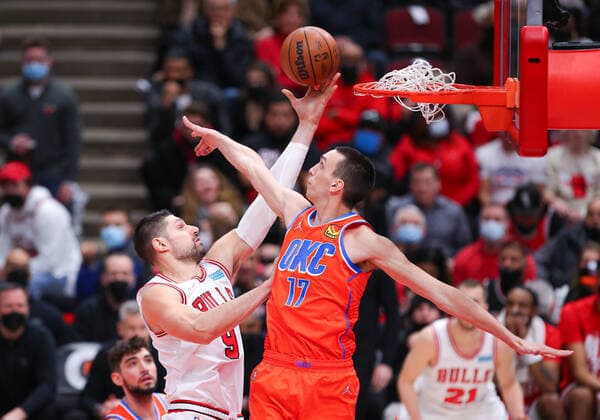 CHICAGO, IL - FEBRUARY 12: Chicago Bulls center Nikola Vucevic (9) drives to the basket for a layup while being defended by Oklahoma City Thunder center Aleksej Pokusevski (17) in action during a NBA, Basketball Herren, USA game between the Oklahoma City Thunder and the Chicago Bulls on February 12, 2022 at the United Center in Chicago, IL. (Photo by Melissa Tamez Icon Sportswire) NBA: FEB 12 Thunder at Bulls Icon22021220
