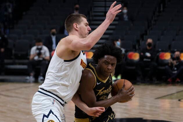 February 12, 2022, Toronto, ON, CAN: Toronto Raptors OG Anunoby (right) drives at Denver Nuggets Nikola Jokic during second half NBA, Basketball Herren, USA basketball action in Toronto on Saturday, February 12, 2022. OG Anunoby; Nikola Jokic  - ZUMAc35_ 20220212_zaf_c35_310 Copyright: xChrisxYoungx