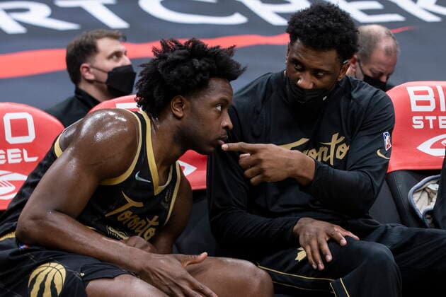 February 12, 2022, Toronto, ON, CAN: Toronto Raptors Thaddeus Young (right) talks to OG Anunoby as he sits on the bench during NBA, Basketball Herren, USA basketball action against the Denver Nuggets in Toronto on Saturday, February 12, 2022. Thaddeus Young; OG Anunoby  - ZUMAc35_ 20220212_zaf_c35_311 Copyright: xChrisxYoungx