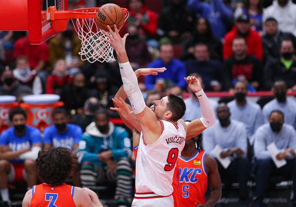 CHICAGO, IL - FEBRUARY 12: Chicago Bulls center Nikola Vucevic (9) drives to the basket for a layup during a NBA, Basketball Herren, USA game between the Oklahoma City Thunder and the Chicago Bulls on February 12, 2022 at the United Center in Chicago, IL. (Photo by Melissa Tamez Icon Sportswire) NBA: FEB 12 Thunder at Bulls Icon22021226