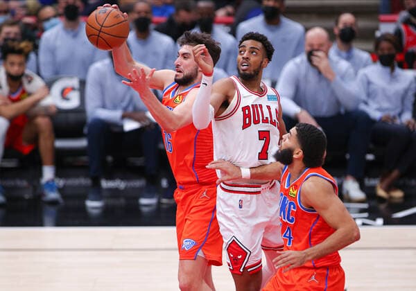 CHICAGO, IL - FEBRUARY 12: Oklahoma City Thunder guard Ty Jerome (16) and Chicago Bulls forward Troy Brown Jr. (7) both react to a rebound during a NBA, Basketball Herren, USA game between the Oklahoma City Thunder and the Chicago Bulls on February 12, 2022 at the United Center in Chicago, IL. (Photo by Melissa Tamez Icon Sportswire) NBA: FEB 12 Thunder at Bulls Icon22021232