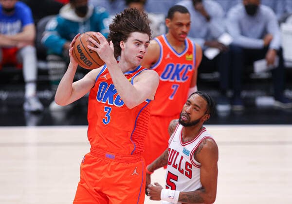 CHICAGO, IL - FEBRUARY 12: Oklahoma City Thunder guard Josh Giddey (3) grabs the rebound during a NBA, Basketball Herren, USA game between the Oklahoma City Thunder and the Chicago Bulls on February 12, 2022 at the United Center in Chicago, IL. (Photo by Melissa Tamez Icon Sportswire) NBA: FEB 12 Thunder at Bulls Icon22021234