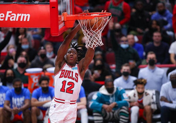 CHICAGO, IL - FEBRUARY 12: Chicago Bulls guard Ayo Dosunmu (12) slam dunks the ball in action during a NBA, Basketball Herren, USA game between the Oklahoma City Thunder and the Chicago Bulls on February 12, 2022 at the United Center in Chicago, IL. (Photo by Melissa Tamez Icon Sportswire) NBA: FEB 12 Thunder at Bulls Icon22021235