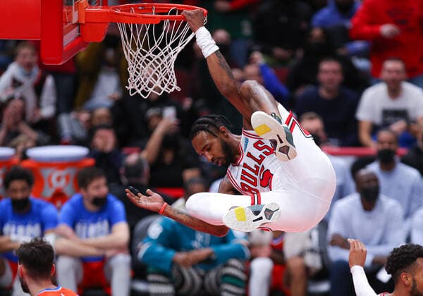 CHICAGO, IL - FEBRUARY 12: Chicago Bulls forward Derrick Jones Jr. (5) hangs on the rim after slam dunking the ball during a NBA, Basketball Herren, USA game between the Oklahoma City Thunder and the Chicago Bulls on February 12, 2022 at the United Center in Chicago, IL. (Photo by Melissa Tamez Icon Sportswire) NBA: FEB 12 Thunder at Bulls Icon22021236