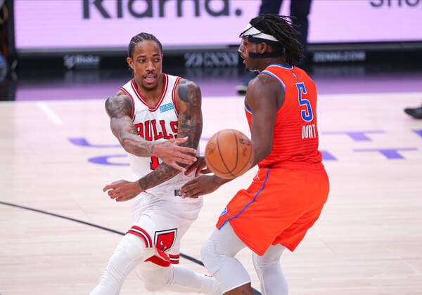 CHICAGO, IL - FEBRUARY 12: Chicago Bulls forward DeMar DeRozan (11) passes the ball in action during a NBA, Basketball Herren, USA game between the Oklahoma City Thunder and the Chicago Bulls on February 12, 2022 at the United Center in Chicago, IL. (Photo by Melissa Tamez Icon Sportswire) NBA: FEB 12 Thunder at Bulls Icon22021238