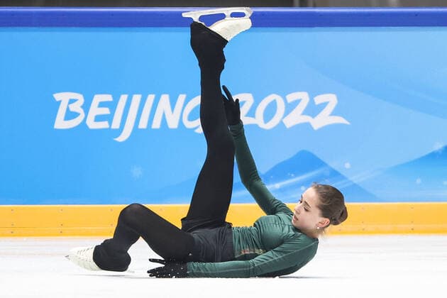 Bilder des Jahres 2022, Sport 02 Februar Sport Themen der Woche KW06 Sport Bilder des Tages BEIJING, CHINA â€“ FEBRUARY 13, 2022: ROC figure skater Kamila Valiyeva falls during a training at the Capital Indoor Stadium during the Beijing 2022 Winter Olympic Games, Olympische Spiele, Olympia, OS Valery Sharifulin TASS  TS122D0E