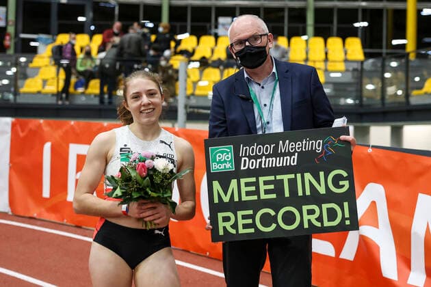 Bilder des Jahres 2022, Sport 02 Februar Sport Themen der Woche KW06 Sport Bilder des Tages PSD Bank Indoor Meeting Dortmund, 12.02.2022 Meeting-Rekord fuer Lilly Kaden (LG Olympia Dortmund) ueber 200m; PSD Bank Indoor Meeting Dortmund am 12.02.2022 in der Helmut-Koernig-Halle in Dortmund (Deutschland). *** PSD Bank Indoor Meeting Dortmund, 12 02 2022 Meeting record for Lilly Kaden LG Olympia Dortmund over 200m PSD Bank Indoor Meeting Dortmund on 12 02 2022 at Helmut Koernig Halle in Dortmund Germany Copyright: xBEAUTIFULxSPORTS AxelxKohringx