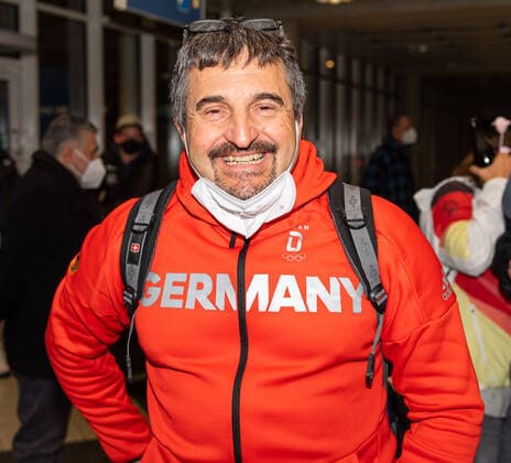 Auch Georg Schorsch Hackl - selbst fuenffacher Medaillengewinner bei Olympischen Spielen - liess es sich nicht nehmen, die Olympioniken bei ihrer Ankunft zu begruessen. Empfang von oberbayerischen Olympioniken vorwiegend aus der Rodelmannschaft am Flughafen Muenchen, 12.02.2022. Empfang von oberbayerischen Olympioniken vorwiegend aus der Rodelmannschaft am Flughafen Muenchen, 12.02.2022 Muenchen *** Georg Schorsch Hackl, himself a five-time medal winner at Olympic Games, did not miss the opportunity to greet the Olympians on their arrival Reception of Upper Bavarian Olympians mainly from the luge team at Munich Airport, 12 02 2022 Reception of Upper Bavarian Olympians mainly from the luge team at Munich Airport, 12 02 2022 Munich Copyright: xEibnerxPressefotox xHeikexFeinerx EP_HFR