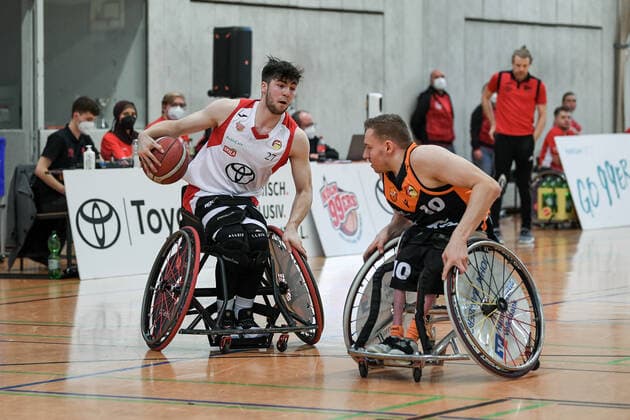 1. Rollstuhl Basketball-Bundesliga, RBC Koeln99ers vs. Hannover United, 12.02.2022 Thomas Reier (RBC Koeln99ers 27), Jan Haller (Hannover United, 10), 1. Rollstuhl Basketball-Bundesliga, RBC Koeln99ers vs. Hannover United am 12.02.2022 in Sporthalle Bergischer Ring, in Koeln (Nordrhein-Westfalen) Copyright: xBEAUTIFULxSPORTS Mueller-Laschetx