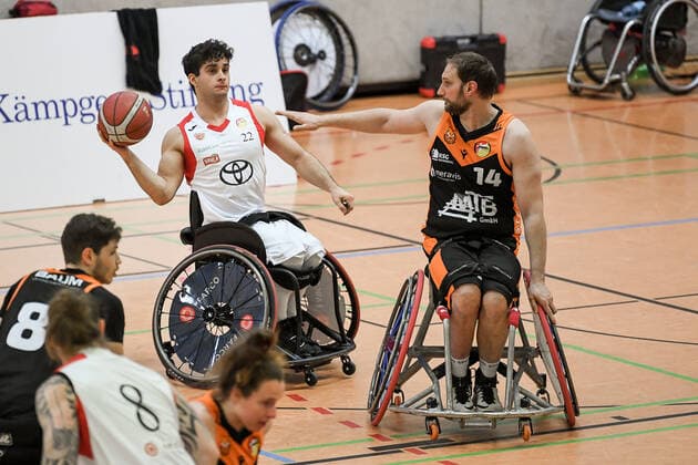 1. Rollstuhl Basketball-Bundesliga, RBC Koeln99ers vs. Hannover United, 12.02.2022 Paul Jachmich (RBC Koeln99ers 22), Jan Gans (Hannover United, 14), 1. Rollstuhl Basketball-Bundesliga, RBC Koeln99ers vs. Hannover United am 12.02.2022 in Sporthalle Bergischer Ring, in Koeln (Nordrhein-Westfalen) Copyright: xBEAUTIFULxSPORTS Mueller-Laschetx