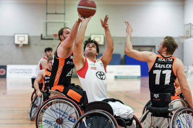 1. Rollstuhl Basketball-Bundesliga, RBC Koeln99ers vs. Hannover United, 12.02.2022 Paul Jachmich (RBC Koeln99ers 22), Jan Sadler (Hannover United, 11), 1. Rollstuhl Basketball-Bundesliga, RBC Koeln99ers vs. Hannover United am 12.02.2022 in Sporthalle Bergischer Ring, in Koeln (Nordrhein-Westfalen) Copyright: xBEAUTIFULxSPORTS Mueller-Laschetx