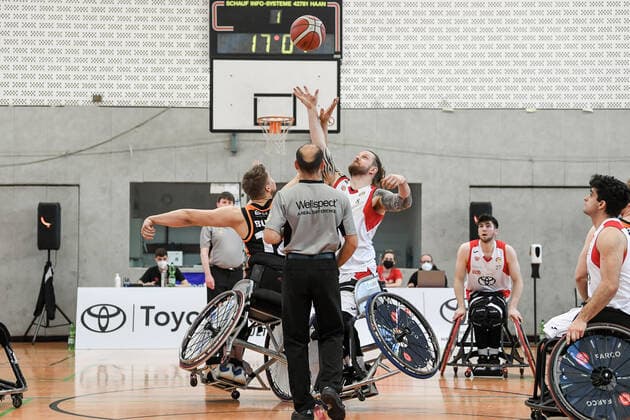 1. Rollstuhl Basketball-Bundesliga, RBC Koeln99ers vs. Hannover United, 12.02.2022 Joe Bestwick (RBC Koeln99ers 8), Alexander Budde (Hannover United, 12), 1. Rollstuhl Basketball-Bundesliga, RBC Koeln99ers vs. Hannover United am 12.02.2022 in Sporthalle Bergischer Ring, in Koeln (Nordrhein-Westfalen) Copyright: xBEAUTIFULxSPORTS Mueller-Laschetx