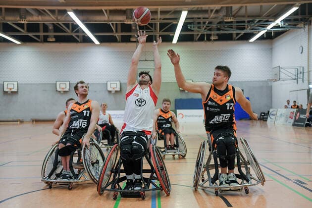 1. Rollstuhl Basketball-Bundesliga, RBC Koeln99ers vs. Hannover United, 12.02.2022 Thomas Reier (RBC Koeln99ers 27), Jan Sadler (Hannover United, 11), Alexander Budde (Hannover United, 12), 1. Rollstuhl Basketball-Bundesliga, RBC Koeln99ers vs. Hannover United am 12.02.2022 in Sporthalle Bergischer Ring, in Koeln (Nordrhein-Westfalen) Copyright: xBEAUTIFULxSPORTS Mueller-Laschetx