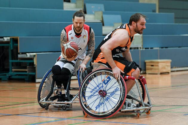 1. Rollstuhl Basketball-Bundesliga, RBC Koeln99ers vs. Hannover United, 12.02.2022 Umut Akbay (RBC Koeln99ers 10), Jan Gans (Hannover United, 14), 1. Rollstuhl Basketball-Bundesliga, RBC Koeln99ers vs. Hannover United am 12.02.2022 in Sporthalle Bergischer Ring, in Koeln (Nordrhein-Westfalen) Copyright: xBEAUTIFULxSPORTS Mueller-Laschetx