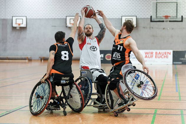 1. Rollstuhl Basketball-Bundesliga, RBC Koeln99ers vs. Hannover United, 12.02.2022 Joe Bestwick (RBC Koeln99ers 8), Jan Sadler (Hannover United, 11), 1. Rollstuhl Basketball-Bundesliga, RBC Koeln99ers vs. Hannover United am 12.02.2022 in Sporthalle Bergischer Ring, in Koeln (Nordrhein-Westfalen) Copyright: xBEAUTIFULxSPORTS Mueller-Laschetx