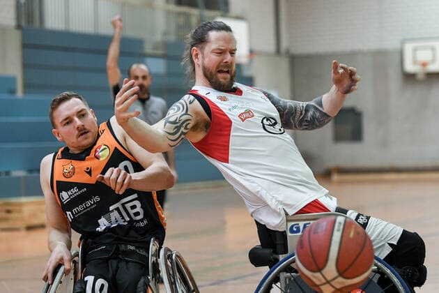 1. Rollstuhl Basketball-Bundesliga, RBC Koeln99ers vs. Hannover United, 12.02.2022 Joe Bestwick (RBC Koeln99ers 8), Jan Haller (Hannover United, 10), 1. Rollstuhl Basketball-Bundesliga, RBC Koeln99ers vs. Hannover United am 12.02.2022 in Sporthalle Bergischer Ring, in Koeln (Nordrhein-Westfalen) Copyright: xBEAUTIFULxSPORTS Mueller-Laschetx